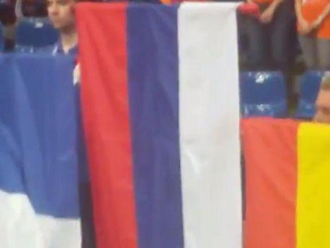 Srpska zastava bez grba na proglašenju pobjednika (FOTO: Youtube) - 