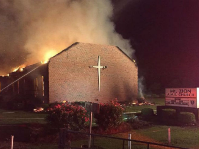 Izgorila crkva u Јužnoj Karolini (photo: Clarendon County Fire Department) - 