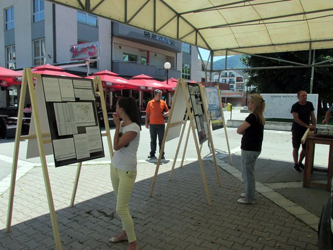 Bratunac - izložba "Podrinje, nekažnjeni zločin" - Foto: SRNA