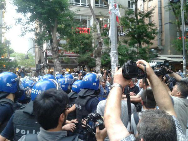 Protesti protiv turske intervencije (photo: Twitter @HDNER) - 