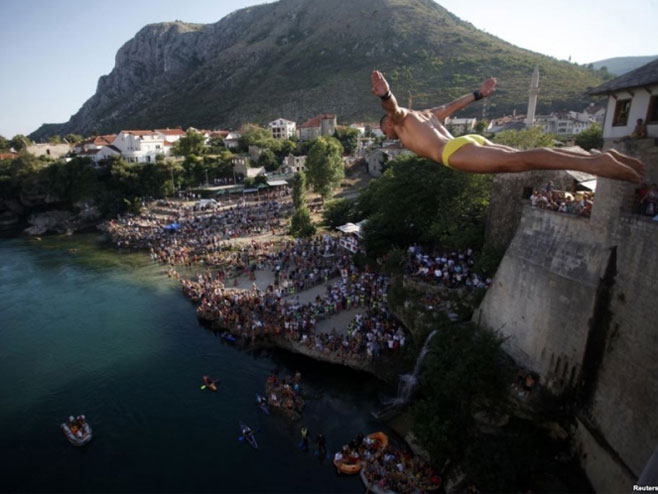 Mostar: Tradicionalni skokovi sa Starog mosta - Foto: nezavisne novine