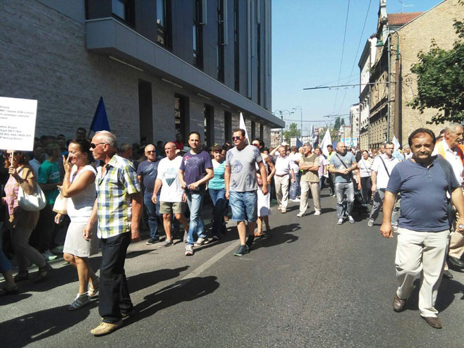 Sindikalni protesti ispred zgrade Parlamenta BiH - Foto: SRNA