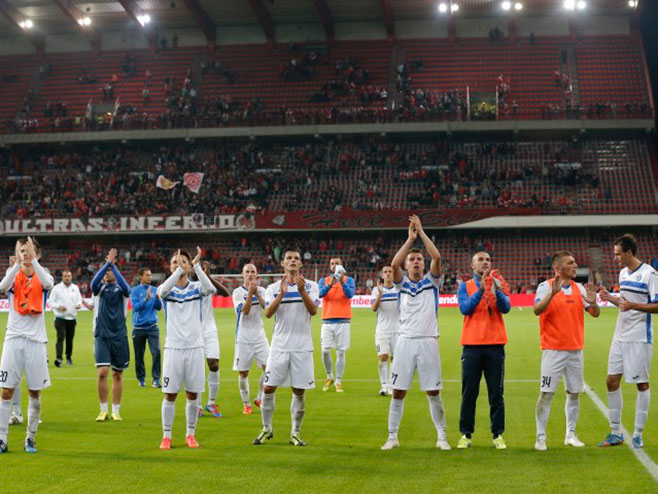 Fudbaleri Željezničara pozdravljaju navijače (FOTO: sportsport.ba) - 