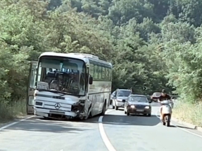 Sudar autobusa i automobila kod Magliča - Foto: Screenshot