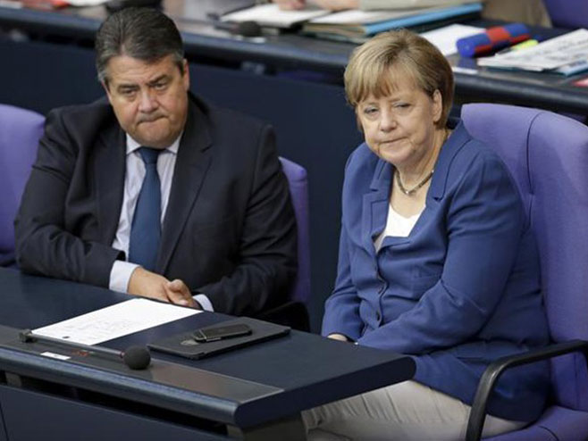 Zigmar Gabrijel i Angela Merkel - Foto: Beta/AP