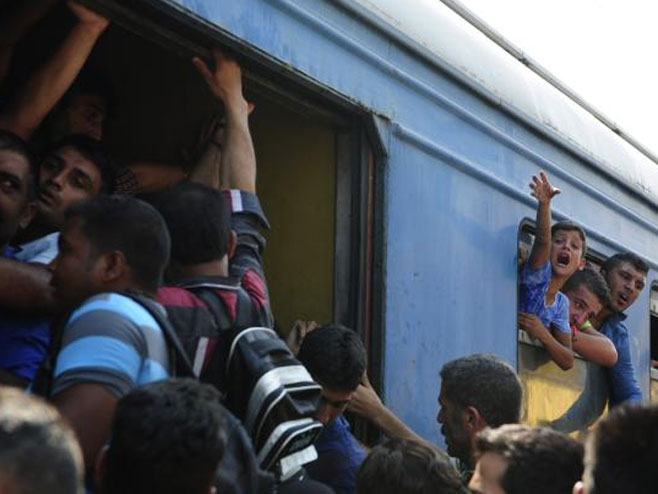 Migranti na željezničkoj stanici u Đevđeliji - Foto: TANЈUG
