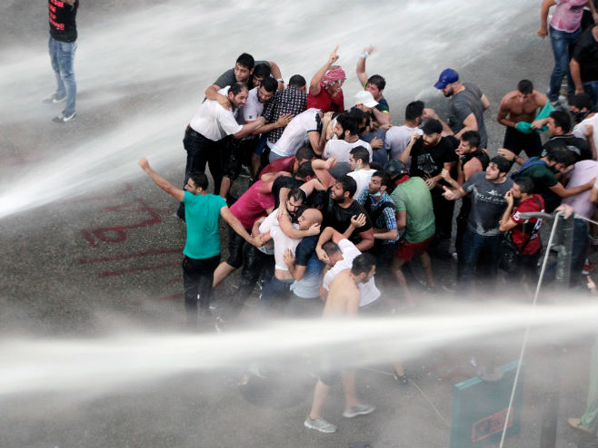 Protesti u Bejrutu (foto: Bilal Hussein/Associated Press) - 