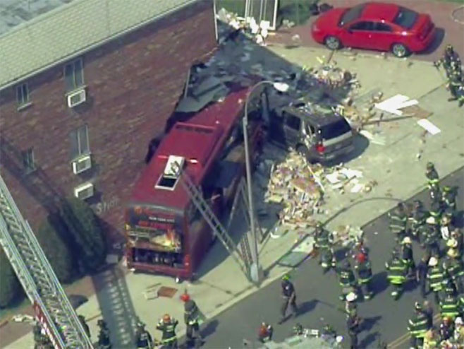 Njujork: Autobus s turistima udario u zgradu - Foto: Screenshot