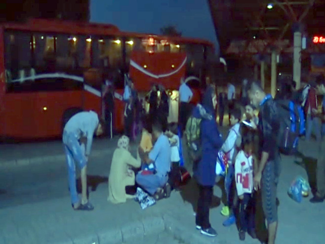 Migranti autobusima odlaze ka granici s Mađarskom - Foto: RTS