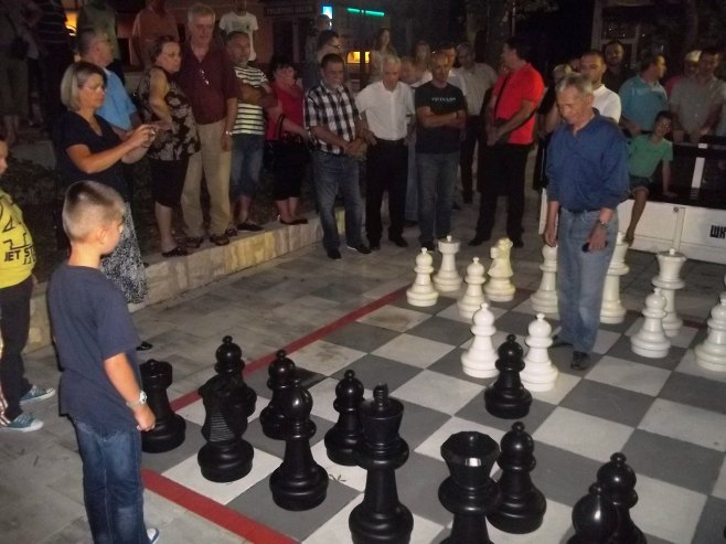 U centru Dervente postavljena je podloga za veliki šah - Foto: SRNA