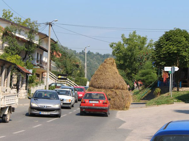 Zanimljivo: Plast sijena na regionalnom putu BiH  (Foto: H.Čalić) - Foto: dnevni avaz