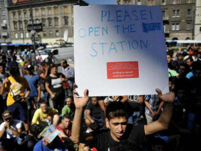 Budimpešta: "Molimo! Otvorite stanicu" - Foto: Beta/AP