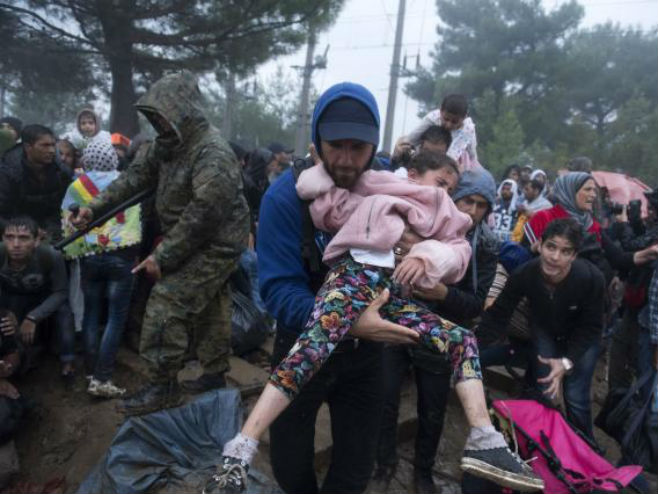 Izbjeglice na granici Grčke i Makedonije - Foto: AP