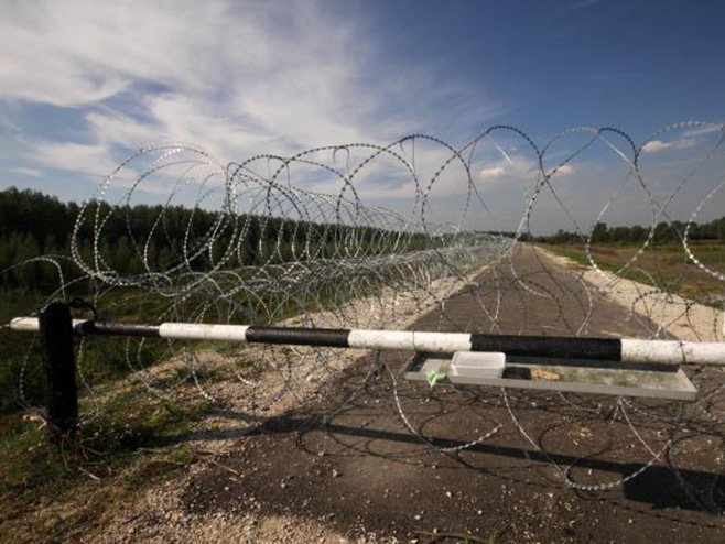 Mađarska: Razvučena bodljikava žica - Foto: TANЈUG