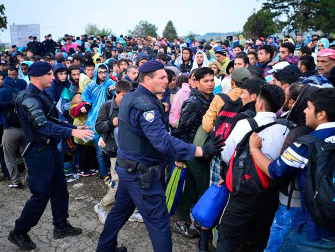 Hrvatska policija sa izbjeglicama - Foto: TANЈUG