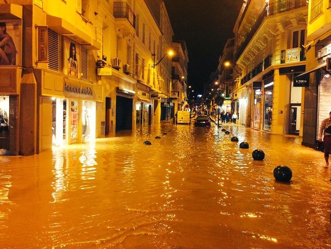 Poplave u Francuskoj (foto: twitter.com/@L0gg0l) - 