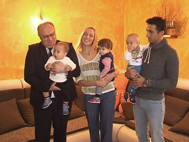 Ministar zdravlja i socijalne zaštite Dragan Bogdanić, posjetio porodicu Vulin, roditelje trojki - Foto: RTRS