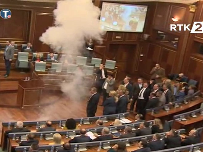 Suzavac  u kosovskom Parlamentu - Foto: Screenshot