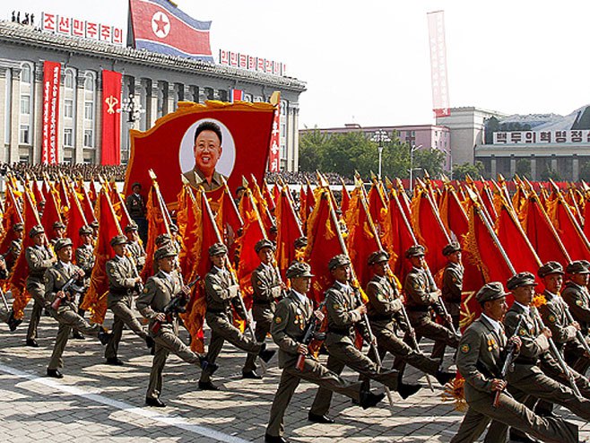Velika vojna parada u Pjongjangu - Foto: AP