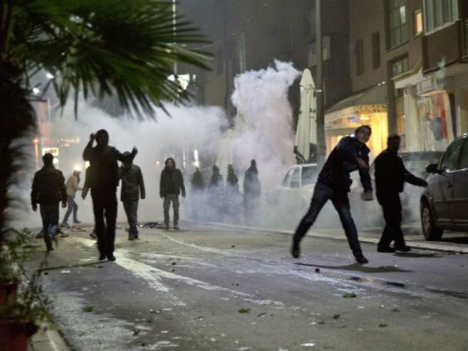 Sukob pristalica "Samoopredjeljenja" i policije u Prištini - Foto: AP