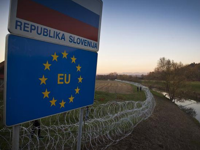 Slovenija postavila žicu na granici (AP foto, Foto STA - Rasto Božič) - 
