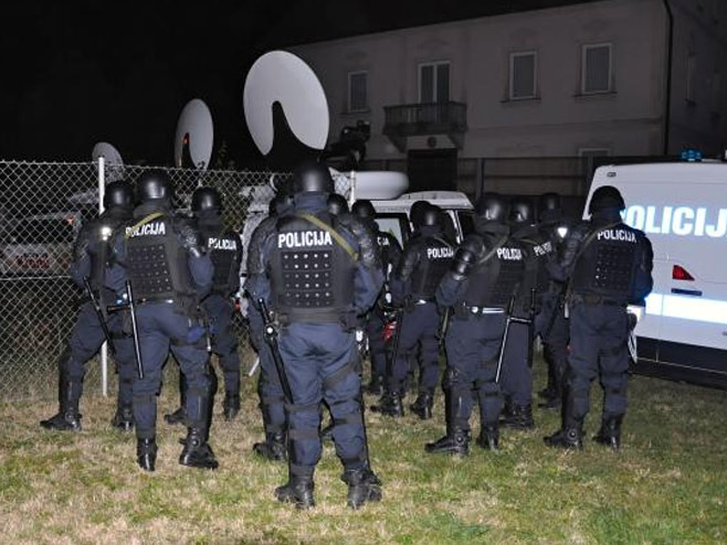 Policija Hrvatske na slovenačko-hrvatskoj granici (AP foto, Foto STA - Rasto Božič) - 