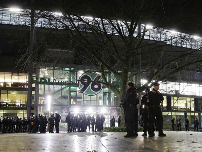 Evakuisan stadion u Hanoveru - Foto: Beta/AP