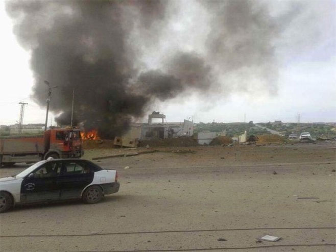 Eksplozija auto bombe kod Tripolija (Foto: Twitter/@NadiaR_LY) - 