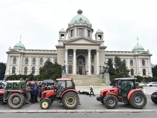 Protest vojvođanskih poljoprivrednika ispred Skupštine Srbije (Foto: TANЈUG/Srđan Ilić) - 