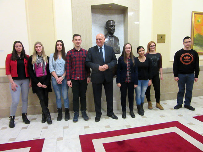 Gradonačelnik Banjaluke Slobodan Gavranović uručio osam rješenja za stipendiranje učenika - Foto: SRNA