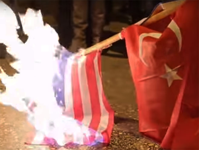 Grčka: Demonstranti zapalili američku i tursku zastavu (Foto: Youtube / Ruptly TV) - 