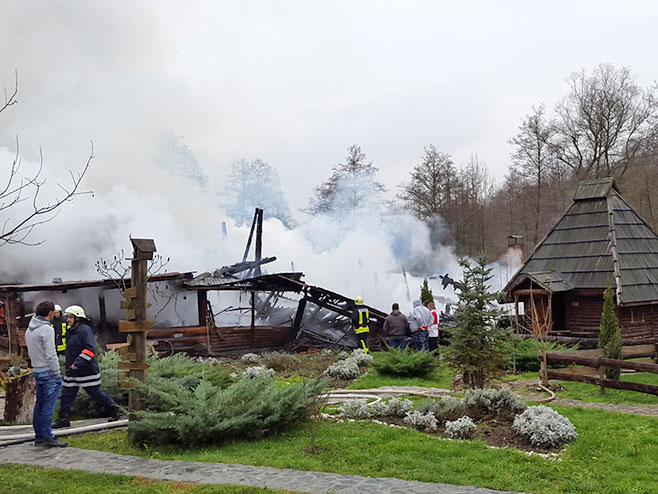 Gašenje požara u Etno selu Kotromanićovo kod Doboja - Foto: SRNA