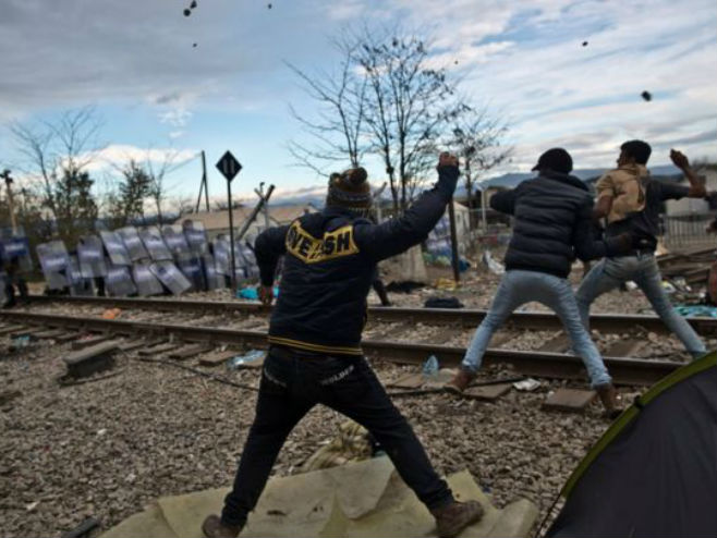 Makedonija: Sukob policije i migranata - Foto: AP