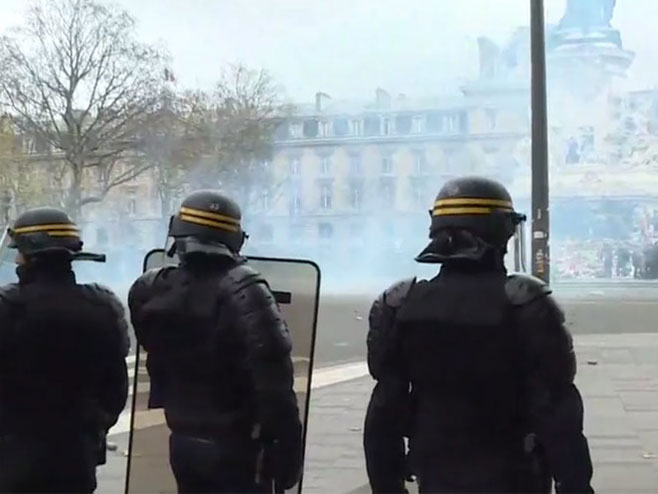 Pariz: Policija rastjeruje demonstrante (Foto: Ruptly) - 