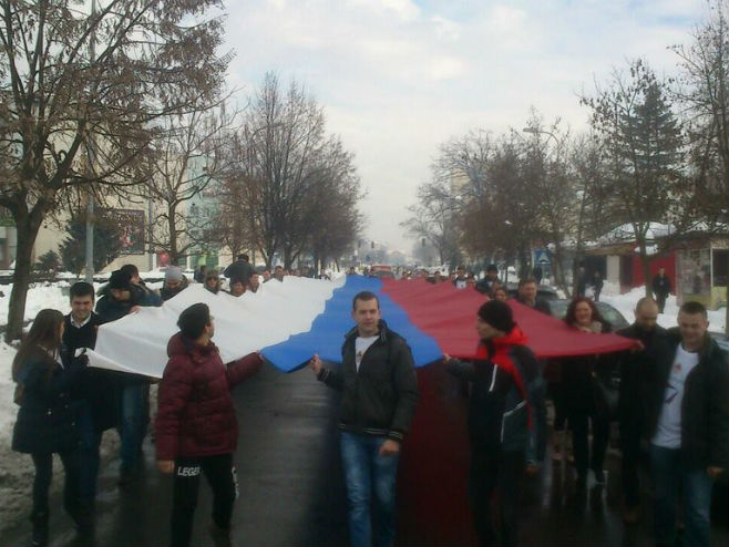 Gradiška: Mladi SNSD-a sa zastavom Srpske (foto: Twitter/@SNSDDodik) - 