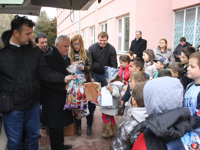 Podjela paketića djeci sa Kosova i Metohije, arhiv - Foto: RTRS