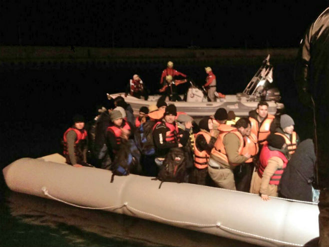 Grčka: Čamac sa izbjeglicama (foto: Twiter/@Khalsa_Aid) - 