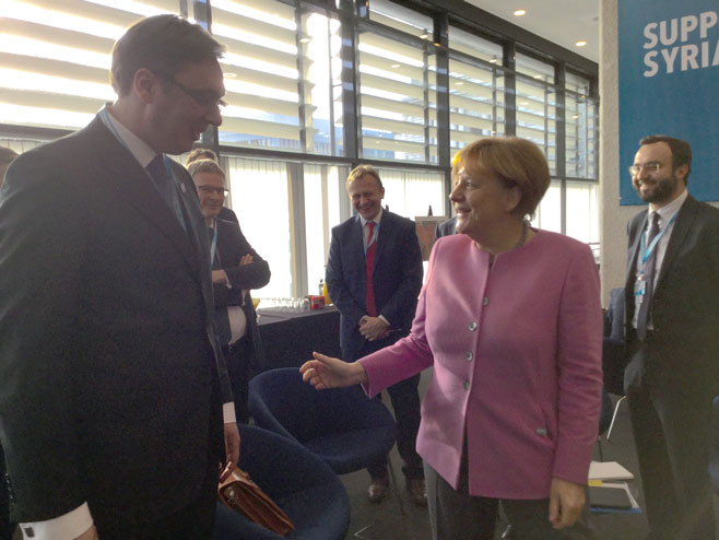 Premijer Srbije Aleksandar Vučić je u razgovoru sa njemačkim kancelarom Angelom Merkel u Londonu - Foto: SRNA