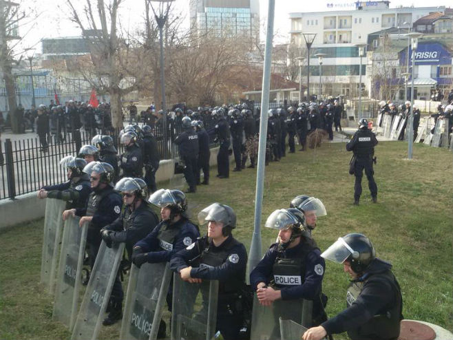 Protesti u Prištini (foto: Twitter @MetiHajrullahu) - 