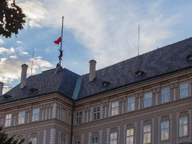 Iznad kancelarije češkog predsjednika se vijorile crvene gaće (Foto: Facebook/Skupina Ztohoven) - 