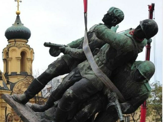 Uklanjanje spomenika u Varšavi (Foto: ombudskid.livejournal.com) - 