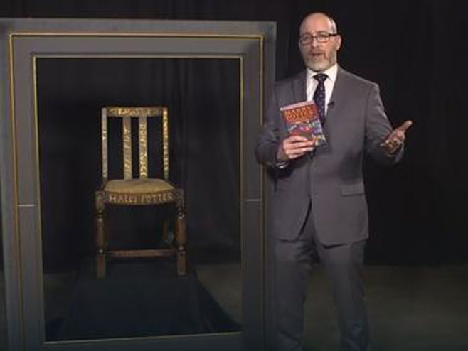 Na aukciji stolica na kojoj su napisane prve knjige o Hariju Poteru (Foto:HeritageAuctions / youtube) - 