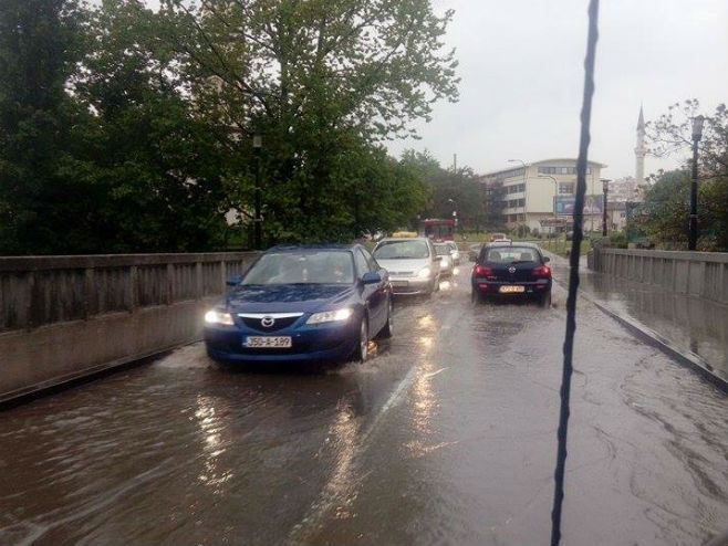 Poplava na Gradskom mostu u Banjaluci (Foto: moj kontakt. com) - 
