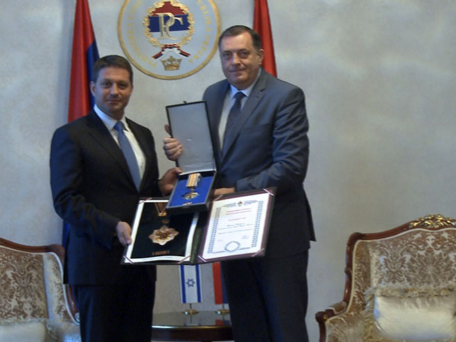 Dodik odlikovao gradonačelnika izraelskog grada Modin  Haima Bivasa - Foto: RTRS