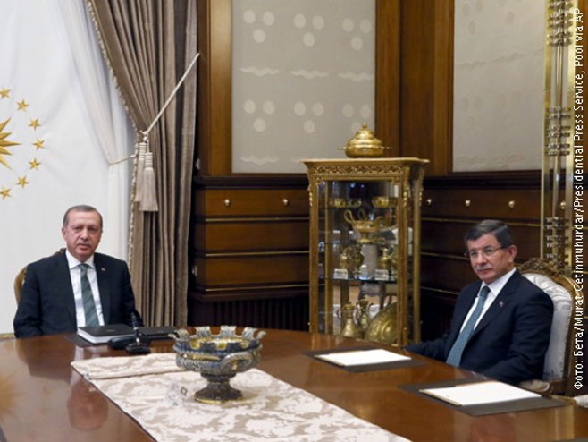 Sastanak Redžepa Tajipa Erdogana i Ahmeta Davutoglua - Foto: RTS