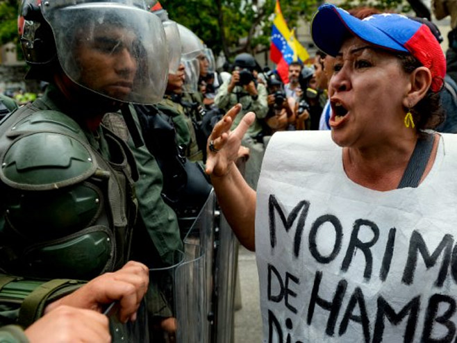 Policija i demonstranti u Venecueli - Foto: AFP