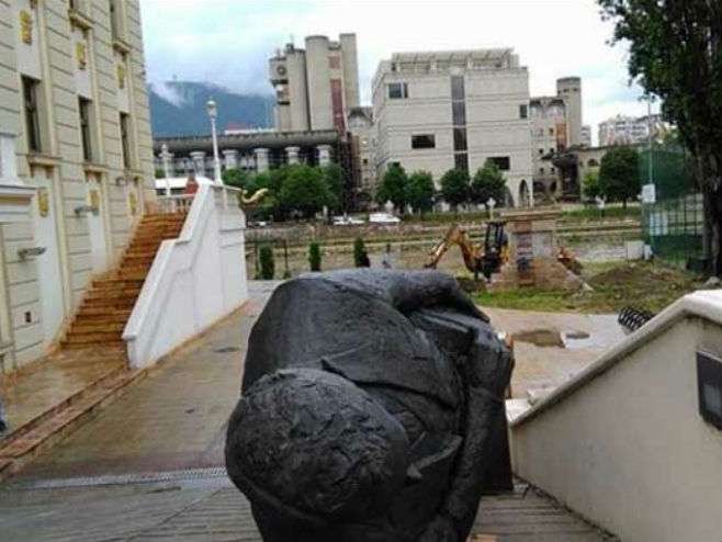 Spomenik albanskom piscu Pjetru Bogdaniju (Foto Plus info) - 