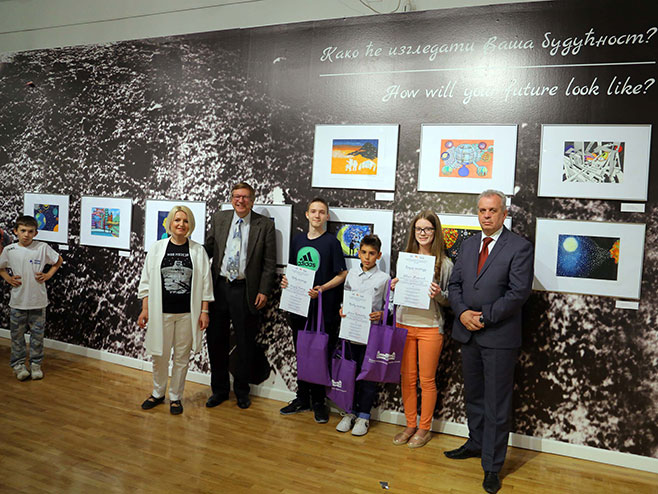 Nagrade dodijeljene pobjednicima konkursa - Foto: RTRS