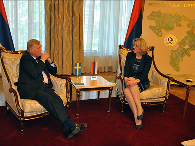 Predsjednica Cvijanović sa ambasadorom Kraljevine Švedske u BiH Fredrikom Šilerom - Foto: RTRS