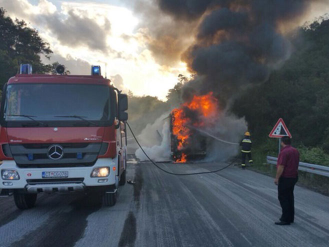 Zapalio se autobus koji je prevozio učenike iz Republike Srpske u Crnu goru - Foto: vijesti.me